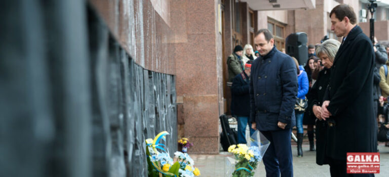 Пам’ятний знак Небесній Сотні урочисто відкрили на стіні міської ради (ФОТО)