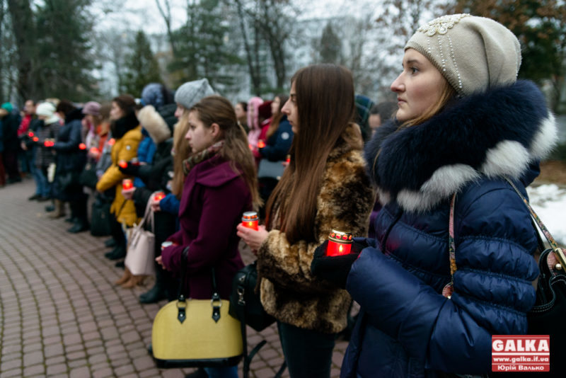 Франківські студенти запалили свічки, щоб вшанувати пам’ять жертв Голодомору (ФОТО)