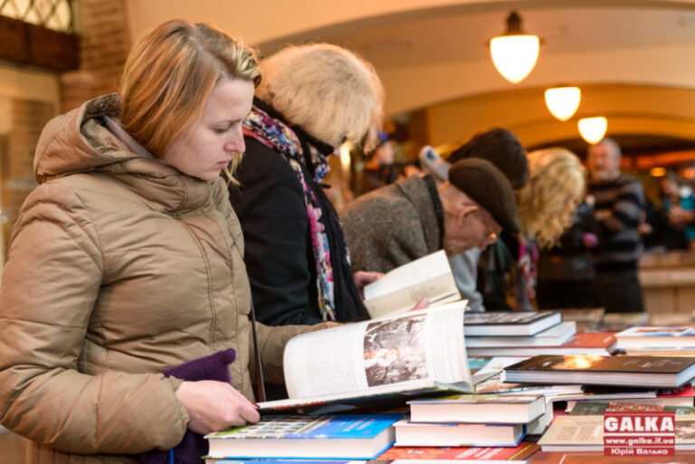 Музика, книги, вшанування Франка: у Франківську презентували виставку української друкованої продукції (ФОТО)