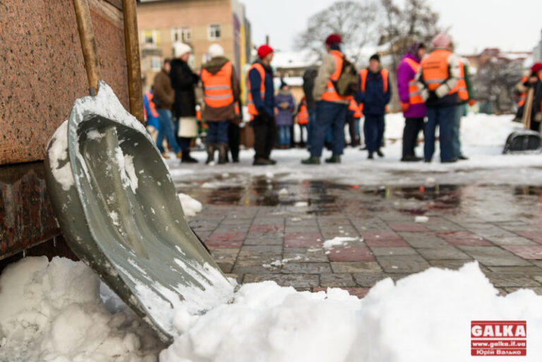У Франківську шукають робітників з благоустрою: обіцяють 5 тисяч гривень зарплати