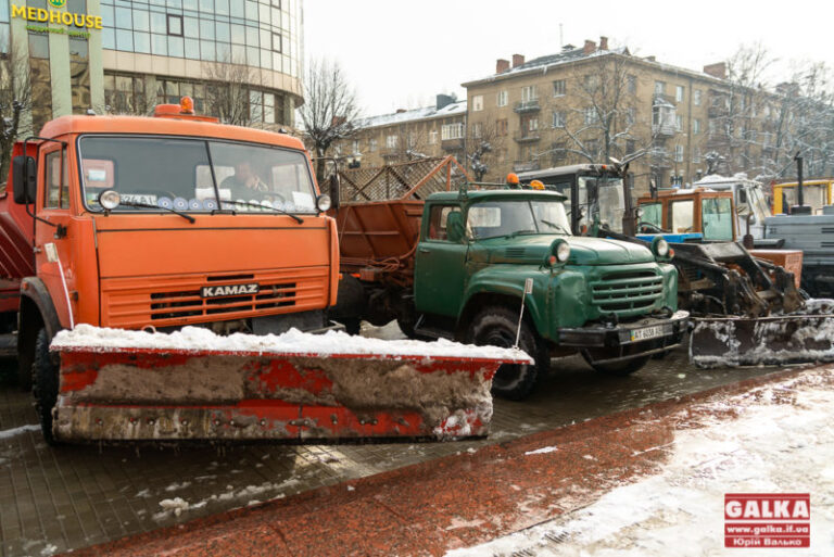 У ніч на понеділок місто від снігу чистили 17 спецмашин
