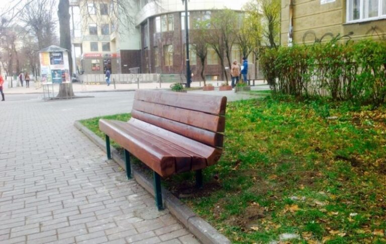 В центрі Франківська з’явилися нові лавочки (ФОТО)