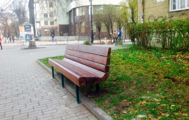 В центрі Франківська з’явилися нові лавочки (ФОТО)