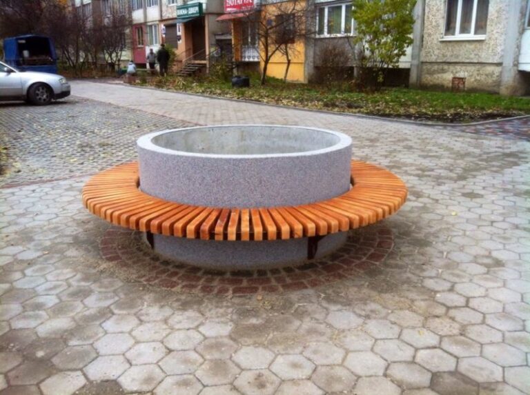 У Франківську з’явилася незвичайна лавиця на основі каналізаційного кільця (ФОТО)