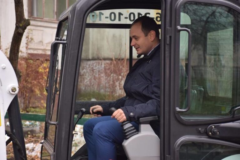 Марцінків спробував себе за кермом екскаватора (ФОТО)