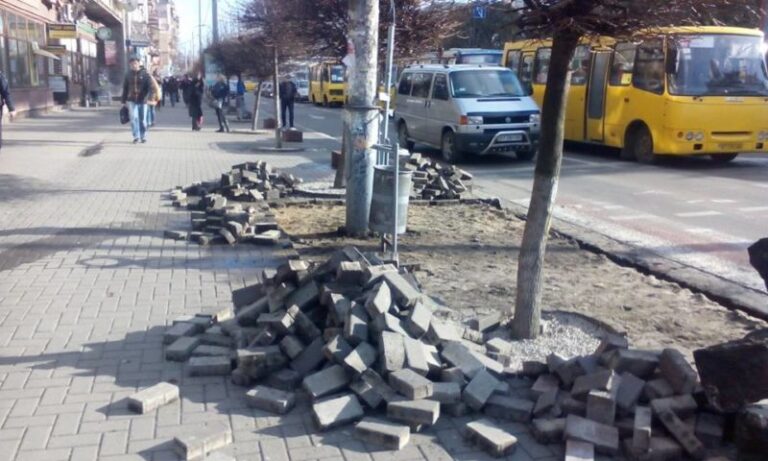 У центрі Франківська понижують ще один перехід (ФОТО)