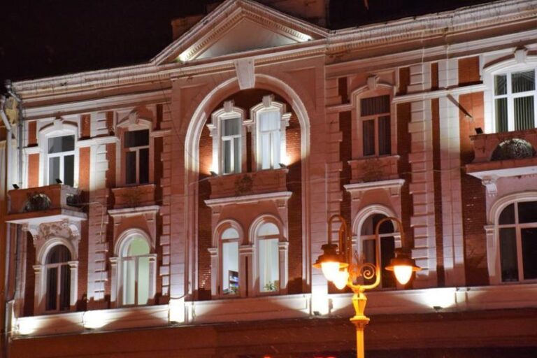 Будинок на Вічевому майдані отримав нову підсвітку (ФОТО)