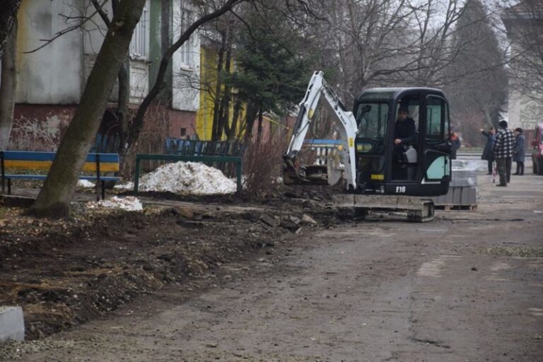 У Франківську ремонтують двір на вулиці Хоткевича (ФОТО)
