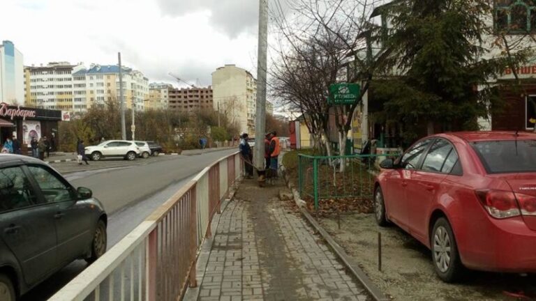 На Пасічній тролейбусну лінію  прокладають просто посеред тротуару (ФОТО)