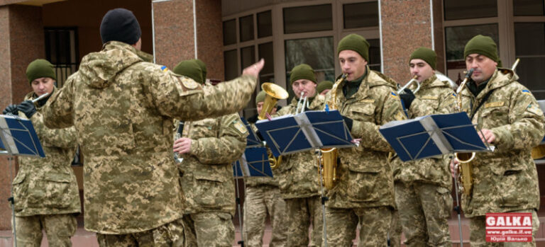 Вояки можуть працювати не тільки зі зброєю в руках, – у Франківську виступив Тернопільський військовий окрестр (ФОТО, ВІДЕО)