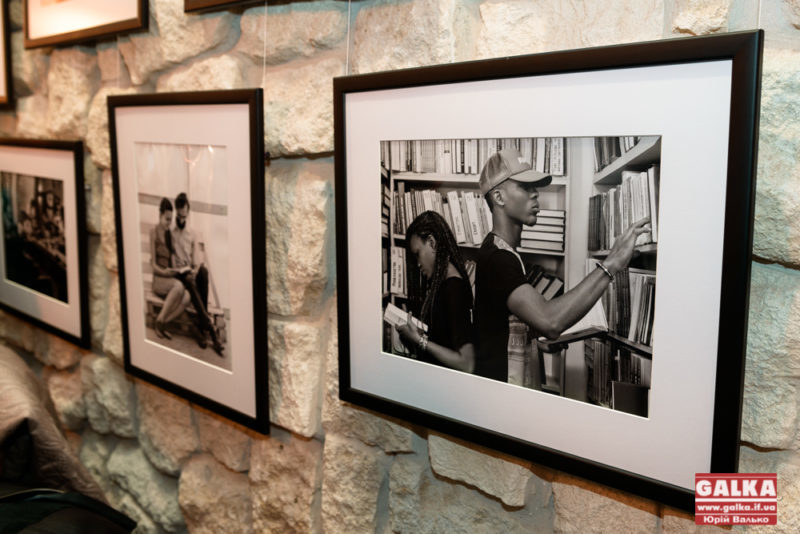 Іванофранківців запрошують на цікаву фотовиставку “Тримай книгу” (ФОТО)