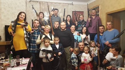 Дмитро Ярош поділився світлиною із “озброєних” хрестин онука (ФОТОФАКТ)