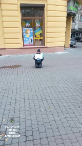 У Франківську вуличний жебрак просив грошей з математичними формулами замість лікарського діагнозу (ФОТО)