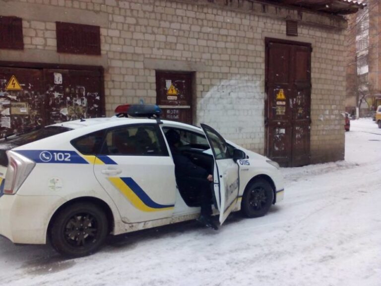 У дворі на Довженка зіткнулися два автомобілі (ФОТОФАКТ)