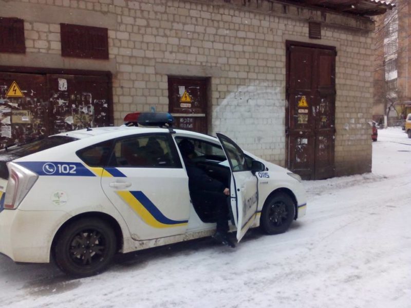 У дворі на Довженка зіткнулися два автомобілі (ФОТОФАКТ)