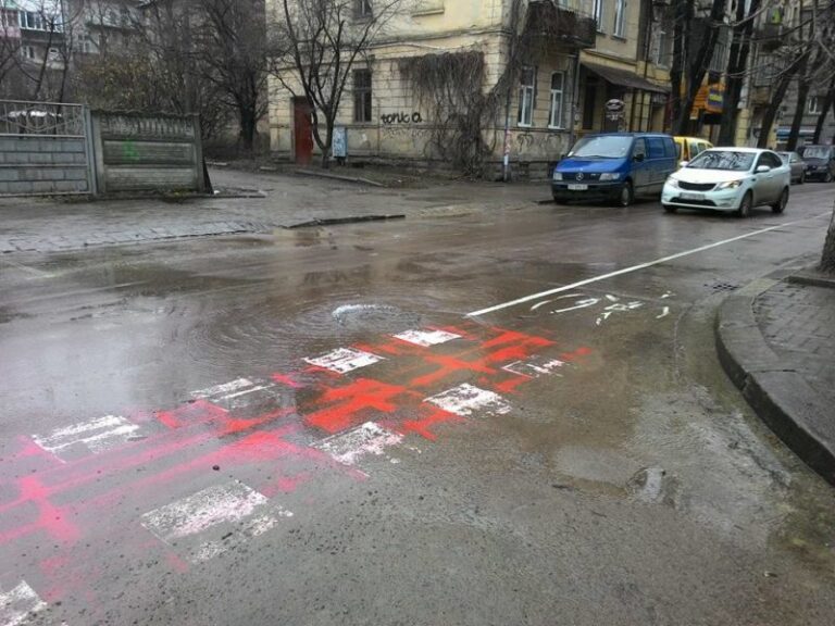 На Франка посеред дороги бурлить фонтан (ФОТОФАКТ)