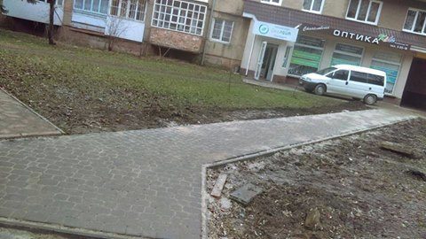 Пішохідні доріжки облаштували на вулицях Коновальця та Бандери (ФОТО)