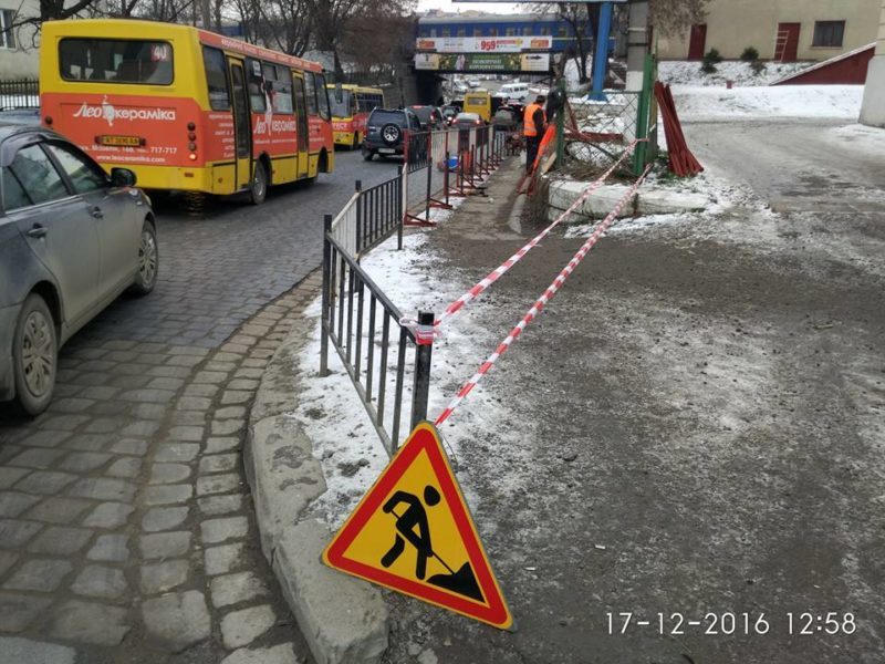 Проблемний тротуар під залізничним мостом нарешті розширяють