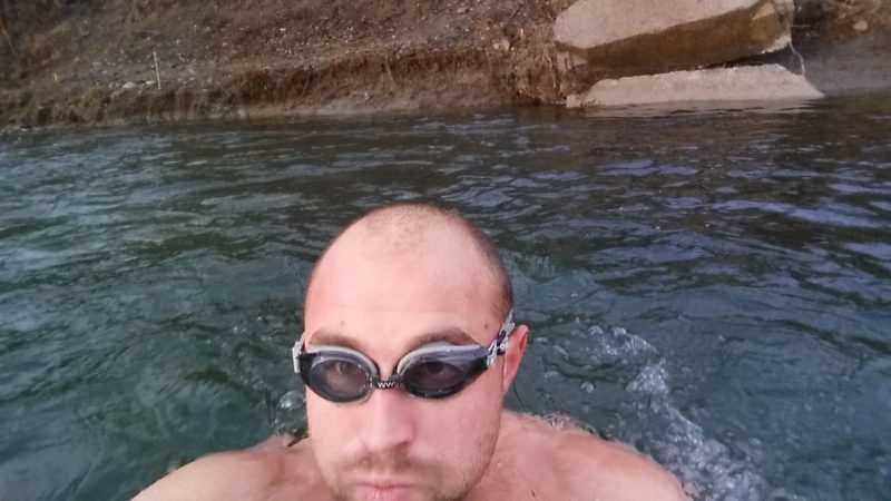 Як депутат міськради взимку у річці із застудою бореться (ФОТО)