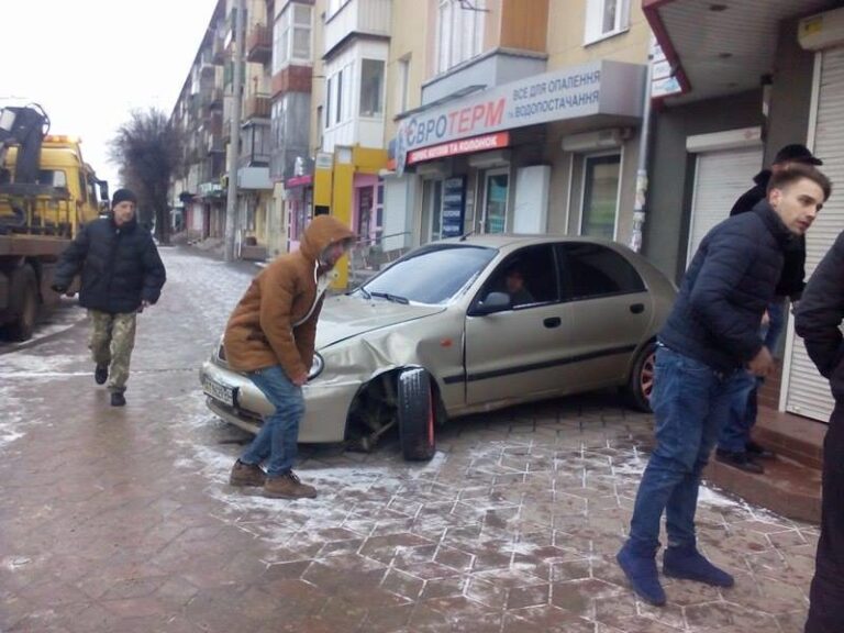 У Франківську автівка заїхала у магазин (ФОТО)