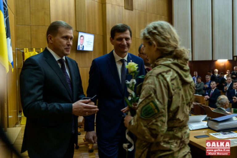Добровольцям АТО вручили посвідчення на сесії обласної ради (ФОТО)