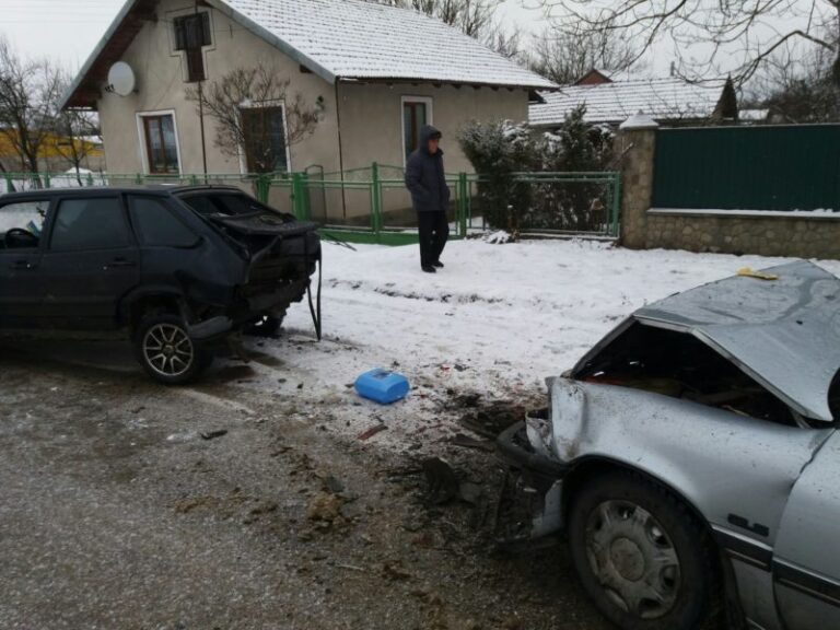 В Коломиї шукають свідків ДТП: потрощені дві машини (ФОТО)