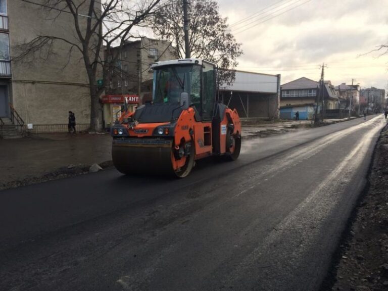 Дорожники за ніч заасфальтували вулицю Кармелюка у Франківську (ФОТО)