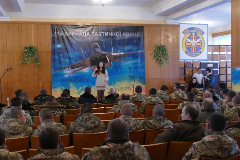 Музиканти і співаки з міської лікарні влаштували свято для авіаторів