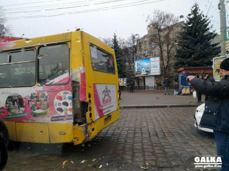 У погоні за пасажирами: на вокзалі не розминулися дві маршрутки (ФОТО)