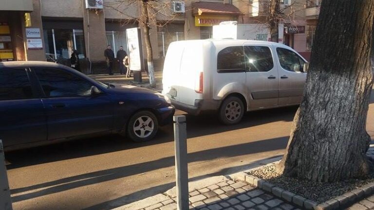 На Грушевського ускладнився рух через ДТП (ФОТОФАКТ)