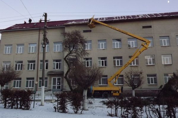 У Городенці замінюють покрівлю даху райлікарні (ФОТОФАКТ)