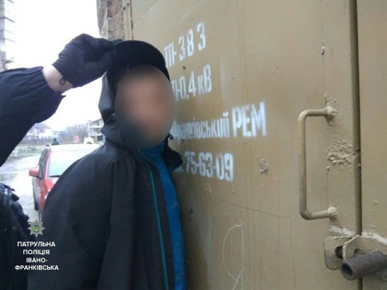 Патрульні спільно з оперативниками затримали підозрюваних у квартирних крадіжках (ФОТО)