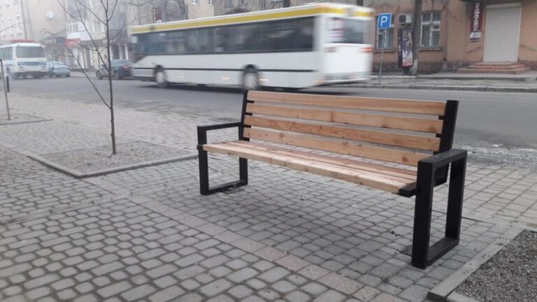 На Галицькій встановили нові лавки (ФОТО)