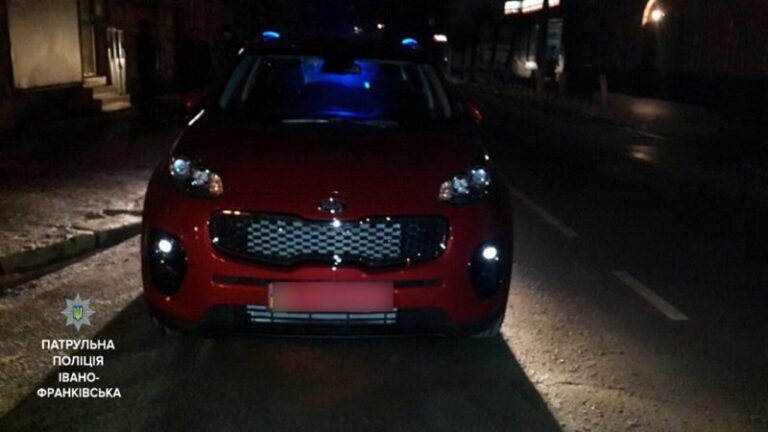 П’яний працівник автосалону їздив Франківськом на новенькій машині (ФОТО)