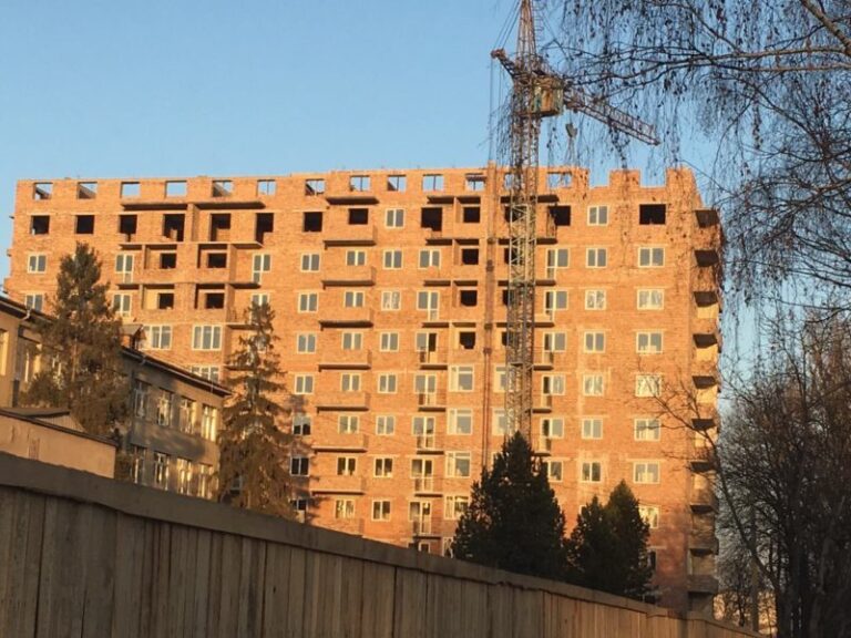 Скандальний забудовник поблизу озера через суд вимагає містобудівні умови, – ЗМІ