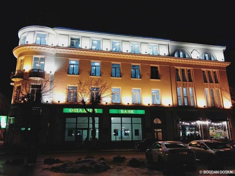 У Франківську ввечері буде світитися ще й будівля “Ощадбанку” (ФОТОФАКТ)