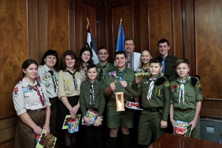 Пластуни передали Вифлиємський вогонь Олегу Гончаруку (ФОТО)