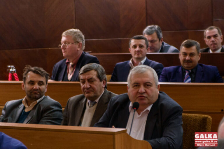Депутат облради занепокоєний тим, що поштарі носять людям, крім  листів, ще й ковбасу