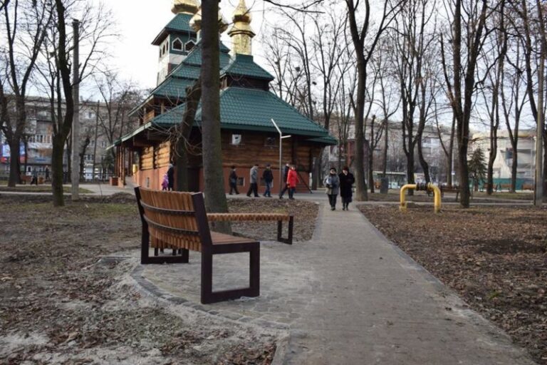 В Івано-Франківську відкрили ще один сквер (ФОТО)