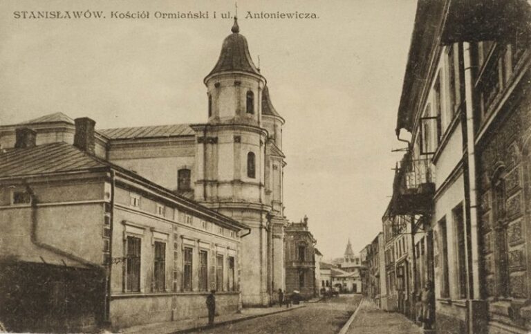 Унікальні світлини скульптур, які прикрашали Вірменський костел зсередини (ФОТО)