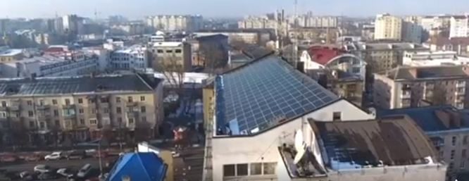 На франківській багатоповерхівці встановлюють сонячні батареї (ВІДЕО)
