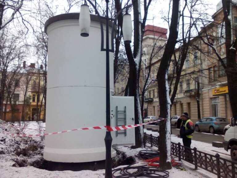 У центрі Франківська почали встановлювати трансформатор (ФОТО)