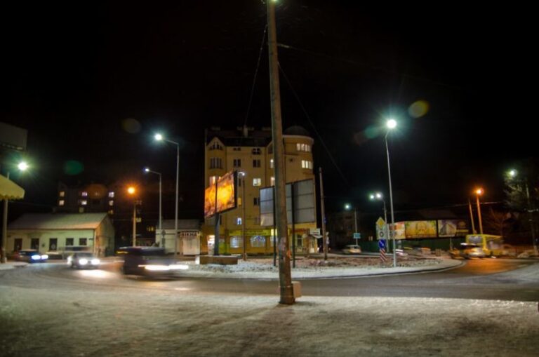 Освітленою стала кільцева розв’язка у Франківську (ФОТО)