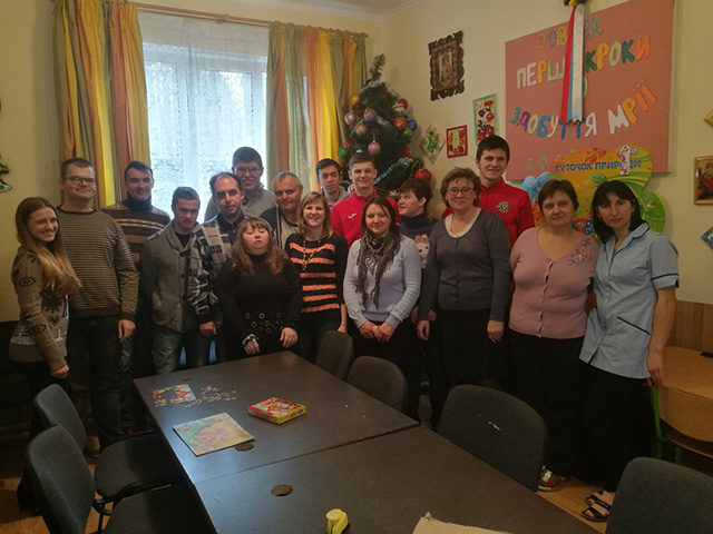 “Ураганівці” та їхні вболівальники відвідали дітей із функціональними обмеженнями (ФОТО)