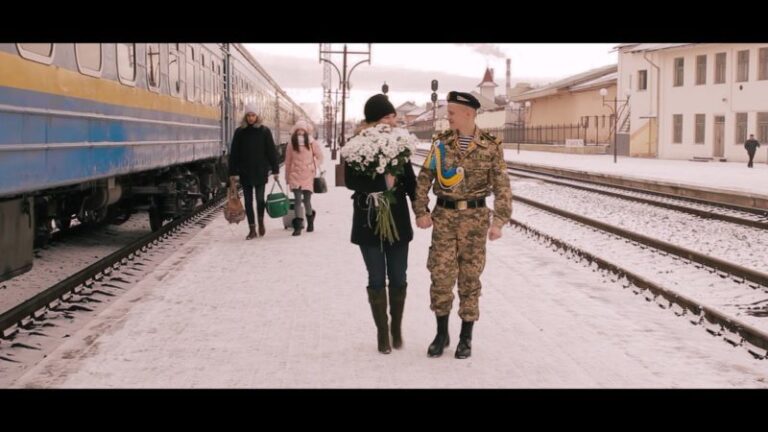 Вона дочекалася: франківець повернувся з армії і на вокзалі освідчився коханій (ВІДЕО)