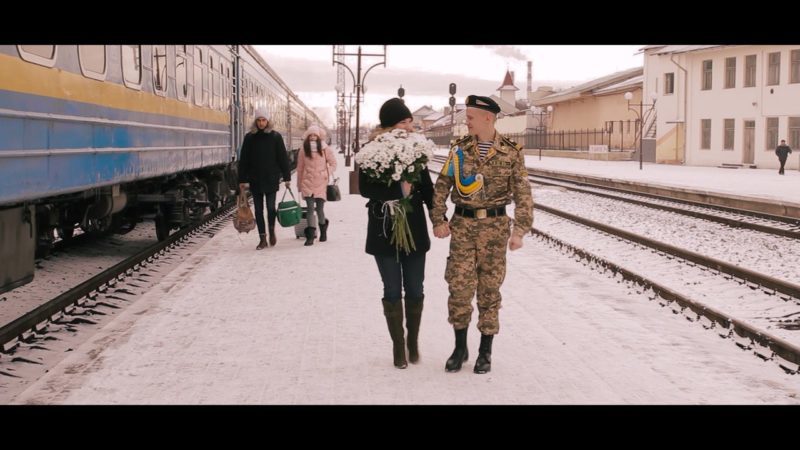 Вона дочекалася: франківець повернувся з армії і на вокзалі освідчився коханій (ВІДЕО)