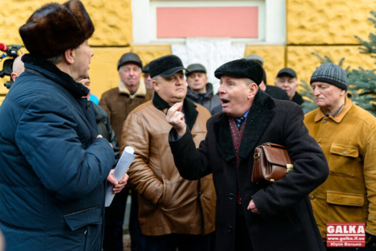 Ми ще здатні тримати зброю в руках, – франківські ветерани міліції знову вийшли на мітинг (ФОТО)