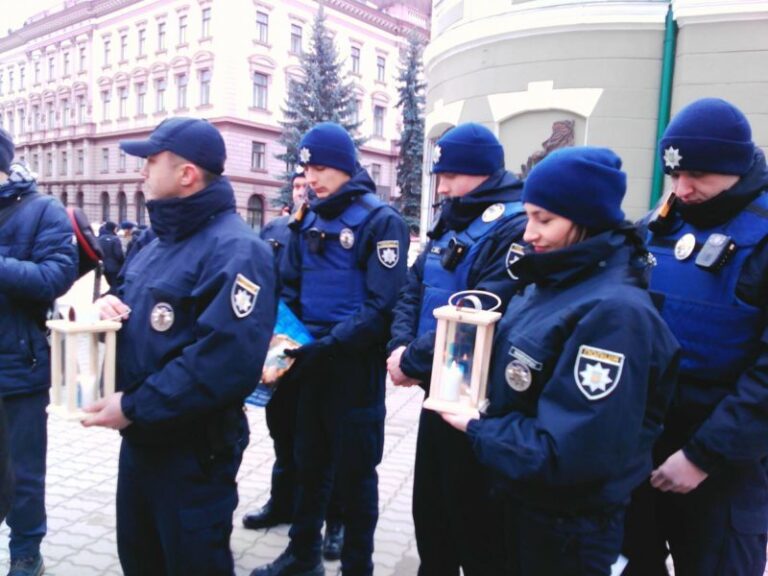 Патрульні та муніципальна варта отримали Вифлеємський вогонь від пластунів (ФОТО)