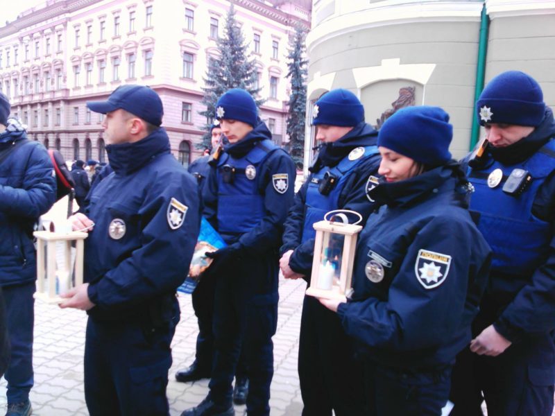 Патрульні та муніципальна варта отримали Вифлеємський вогонь від пластунів (ФОТО)
