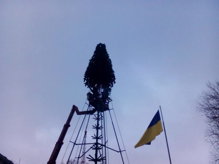Каркас  франківської новорічної ялинки почали прикрашати штучними колючками (ФОТО)
